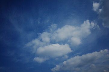 하얀 구름이 잔뜩 떠 있는 파란 하늘