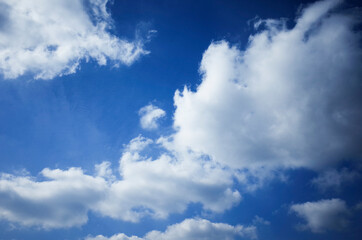 Fototapeta na wymiar 하얀 구름이 잔뜩 떠 있는 파란 하늘