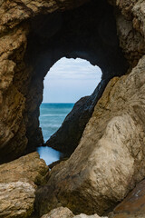 巨大な岩の間と波