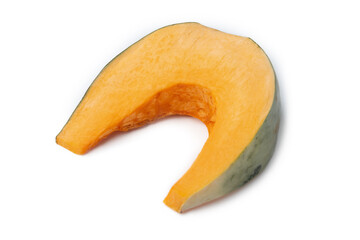 Fetta di zucca fresca isolata su fondo bianco 