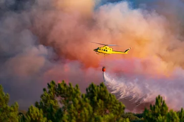 Fototapeten Rauch und Hubschrauber, die Wasser mit Bambi-Eimer entleeren © F.C.G.