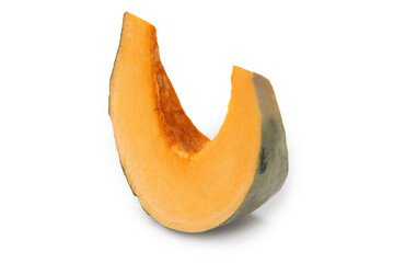 Fetta di zucca fresca isolata su fondo bianco 