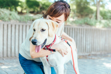 犬の散歩をする女性
