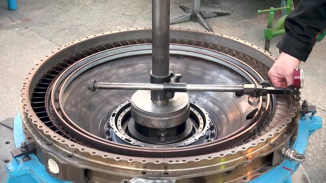 Dial indicator. Runout measurement on flange of turbine housing. Check turbine housing flange for deformation with dial gauge.Repair of afterburner gas turbine aircraft engines. 