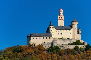 Fototapeta premium Burg Festung Rhein Oberes Mittelrheintal Welterbe Herbst Attraktion Vintage Ausflug Sehenswürdigkeit Romantik Zoll Koblenz unzerstört Wehranlage Hügel 