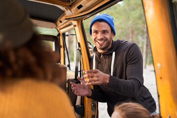 Man gesturing and telling fascinating story © Yakobchuk Olena
