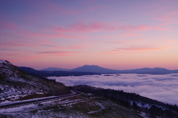 眼下を覆う雲と夜明けの空。美幌峠の雲海。