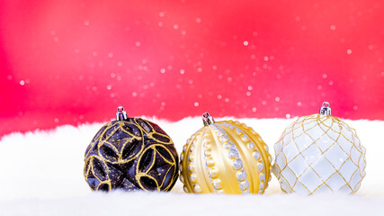 Drei Weihnachtskugeln mit schönem Bokeh