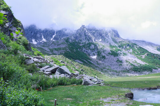 Bellissimo panorama all'interno del parco Adamello - Brenta dal sentiero che porta al rifugio segantini nella val Nambrone in Trentino, viaggi e paesaggi in Italia
