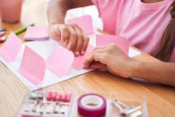 Obraz na płótnie Canvas Girl using pink stickers