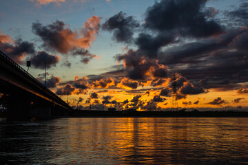 日本　静岡県磐田市、夕焼けでオレンジに染まった空と天竜川