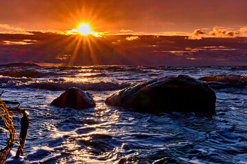Sonnenuntergang am Steinstrand von Dranske auf der Insel Rügen.