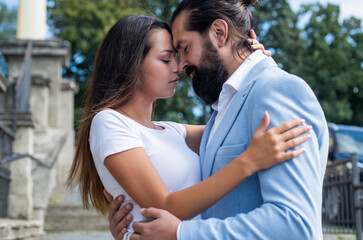 Obraz premium Deep in love. man and woman on romantic date. romance. young family relations. loving relationship. girlfriend with her boyfriend. happy valentines day. stylish couple in love embrace outdoor