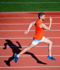 Obraz premium I am the best. athletic man compete in sprint. sport healthy lifestyle. fitness training outdoor. runner run fast on running track. energetic and sporty. marathon speed energy. muscular man in motion