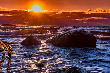 Sonnenuntergang am Steinstrand von Dranske auf der Insel Rügen.