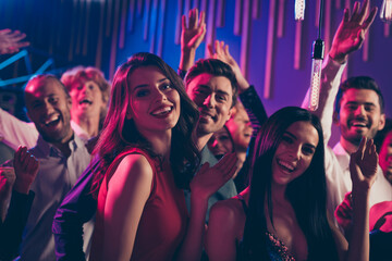 Photo portrait of attractive people dancing together waving hands saying hi at party © deagreez