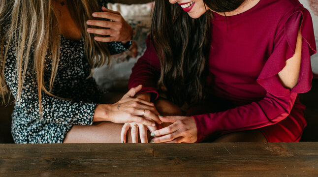 Mujeres j&oacute;venes casadas