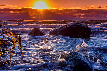 Sonnenuntergang am Steinstrand von Dranske auf der Insel Rügen.