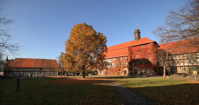 Herbstliches Northeim; Am Münster mit Kloster Sankt Blasien