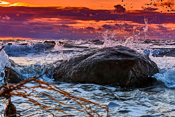 Sonnenuntergang am Steinstrand von Dranske auf der Insel Rügen.