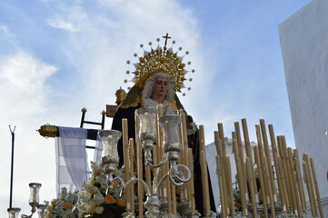virgen maría en una procesión de semana santa en andalucía