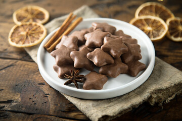Fototapeta premium Traditional Christmas star-shaped gingerbread cookies