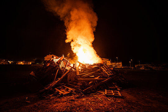 Hoguera de san juan con gran llama de fuego 