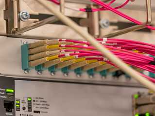 Netzwerk Switch und Netzwerkkabel Lichwellenleiter LWL in einem Rechenzentrum