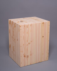Holzbox auf grauem Hintergrund