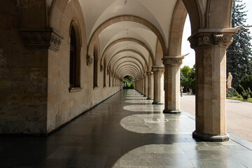 Obraz premium arched passage of a building with columns