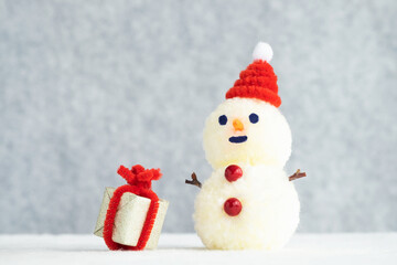 雪だるまとクリスマスプレゼント、優しいイメージ