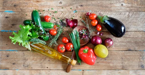 Rolgordijnen Fresh ingredients for salad,various vegetables,organic food, healthy eating concept, good copy space, flat lay © Kirsten Hinte
