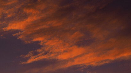Magnifique ciel rougeoyant, sous des Cirrus de haute altitude