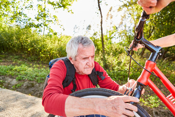 Senior Mann bei der Reparatur von Tretroller