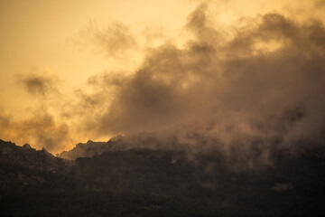 Nubes  en la montaña