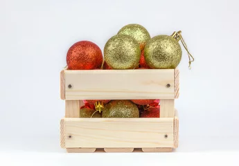 Fotobehang Houten kist met rode en gouden kerstballen. Decoraties voor de vakantie © Albert Ziganshin
