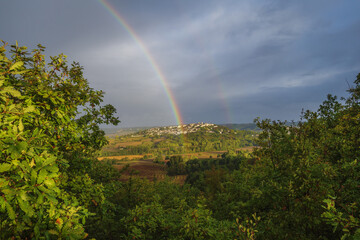 Sur le chemin de Compostelle, les divers paysages traversés entre la ville du Puy-en-Velay et la ville de Cahors.