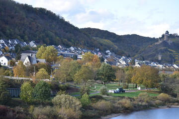 herbstliches Moseltal zwischen Kobern-Gondorf (Eifelseite) und Niederfell (Hunsrückseite)