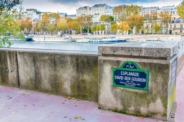 Obraz premium Esplanade Ben Gourion along the Seine in Paris, France