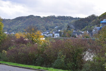 herbstliches Moseltal zwischen Kobern-Gondorf (Eifelseite) und Niederfell (Hunsrückseite)
