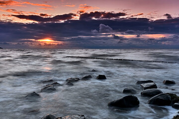 Sonnenuntergang am Steinstrand von Dranske auf der Insel Rügen.