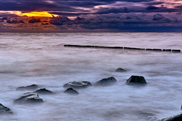 Sonnenuntergang am Steinstrand von Dranske auf der Insel Rügen.