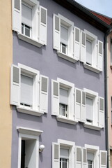 Ville de Sarreguemines, façade mauve et volets blancs d'un immeuble d'habitations du centre ville, département de la Moselle, France
