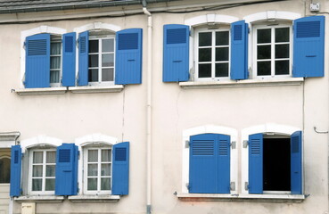 Fototapeta na wymiar Ville de Sarreguemines, volets bleus d'un immeuble d'habitations du centre ville, département de la Moselle, France