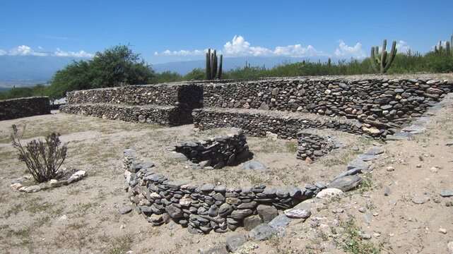 Vista de antiguos muros de piedra, en las ruinas arqueol&oacute;gicas de los indios Quilmes.