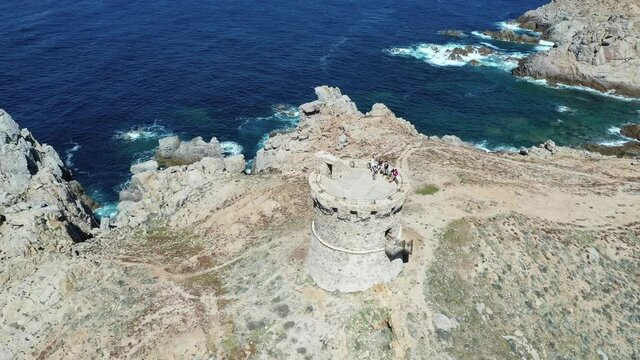 Vid&eacute;o de drone 4K - Vue a&eacute;rienne de la Tour g&eacute;noise d'Omigna &agrave; Carg&egrave;se, Corse