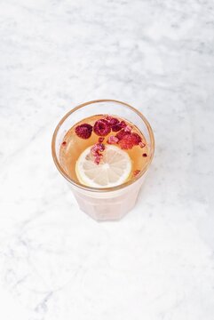 kombucha &agrave; boire dans un verre, framboise et citron