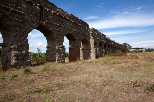 Acqua Claudia (Claudia Aqueduct), built by Caligola in 38 BC, completed by Claudio in 52 BC, Rome, Lazio, Italy