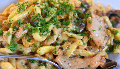Schweinefilet mit Spätzle und frischen Pilzen