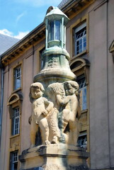 Ville de Sarreguemines, Une des deux lanternes sculptées d’angelots qui encadrent les escaliers du Palais de Justice, département de la Moselle, France